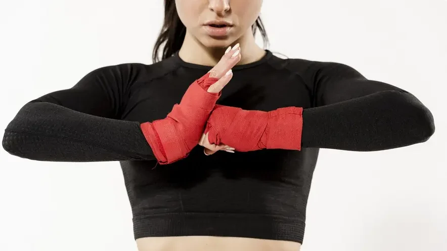 Motanje boks bandaže oko zgloba radi stabilnosti i zaštite